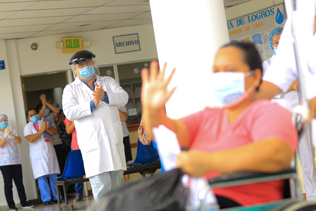 Entre aplausos, personal de primera línea da el alta a 15 pacientes que vencieron el COVID19 en el Hospital de Cojutepeque entre-aplausos-personal-de-primera-linea-da-el-alta-a-15-pacientes-que-vencieron-el-covid19-en-el-hospital-de-cojutepeque